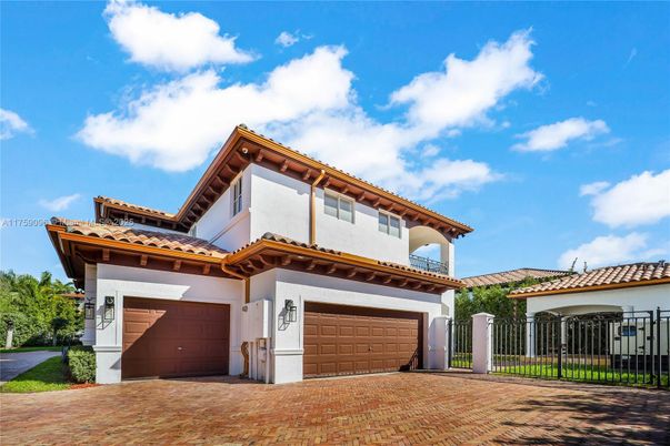Attached, Exterior, Facade, Mediterranean