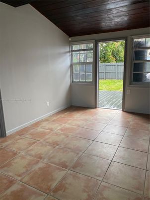 Empty room, Interior, Wooden Ceilings