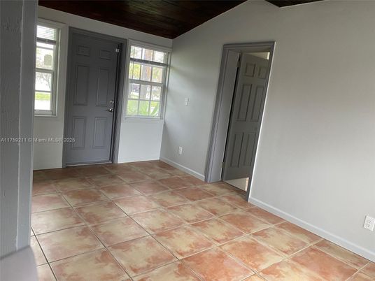 Empty room, Interior
