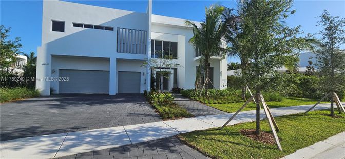 Attached, Exterior, Facade, Modern