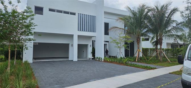 Attached, Exterior, Facade, Modern