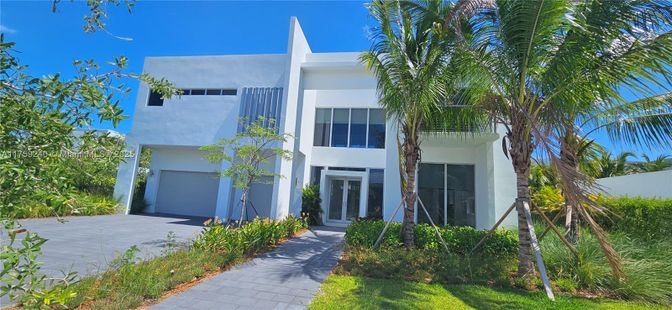 Attached, Exterior, Facade, Modern