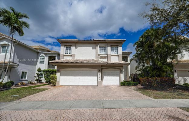 Attached, Exterior, Facade, Mediterranean