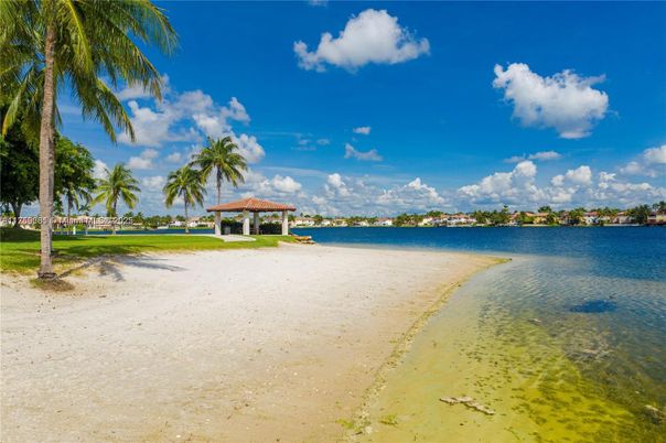 Exterior, Lake