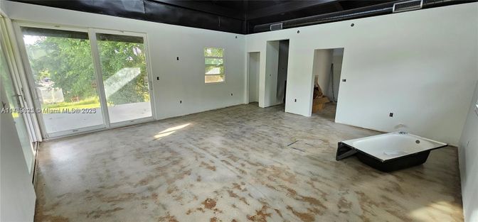Empty room, Interior