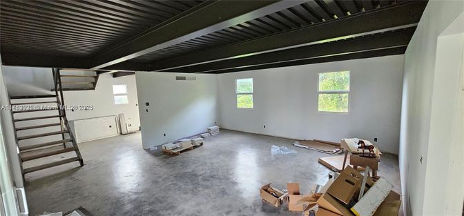 Empty room, Interior