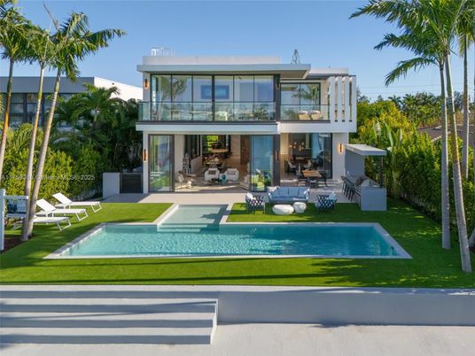 Exterior, Facade, Pool, Modern