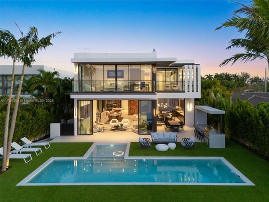 Exterior, Facade, Pool, Modern