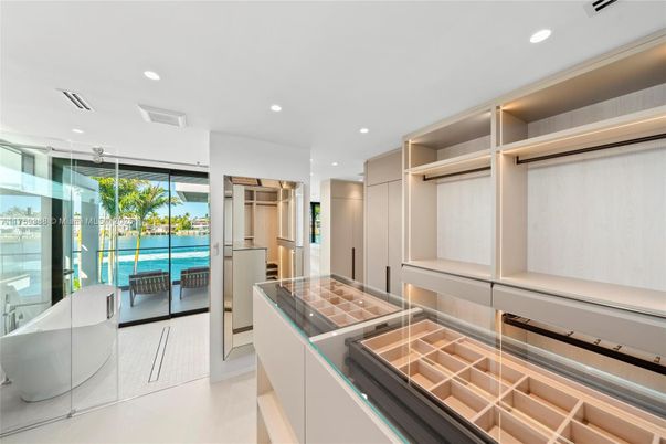 Interior, Recessed Lighting, Walk-in Closets, Water
