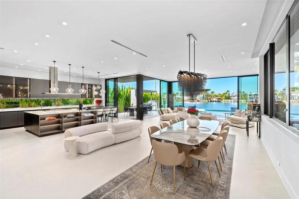 Dining room, Interior, Living room, Pendant Lights, Recessed Lighting, Water
