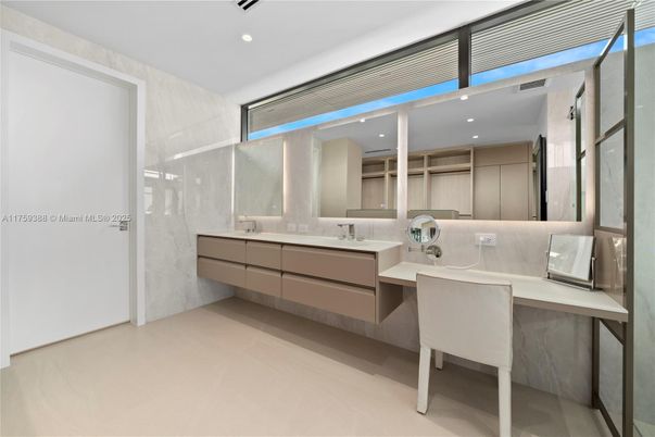 Bathroom, Dual Sink Vanities, Interior, Recessed Lighting