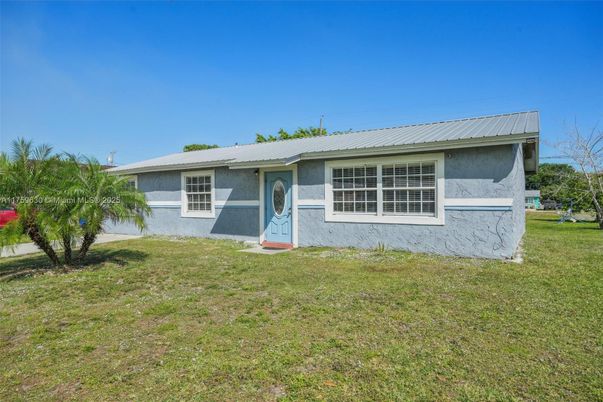 Backyard, Exterior, Facade, Ranch