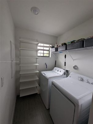 Interior, Recessed Lighting, Washer, Wood Texture Flooring
