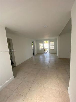 Empty room, Interior