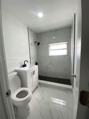 Bathroom, Interior, Marble, Marble Walls, Recessed Lighting
