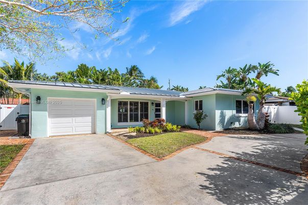 Attached, Exterior, Facade, Ranch