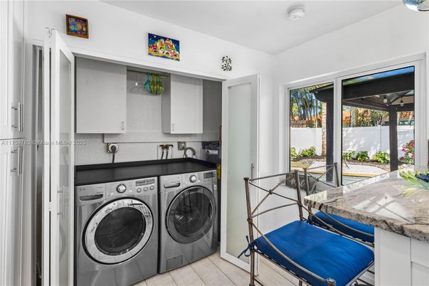 Interior, Washer, Wood Texture Flooring