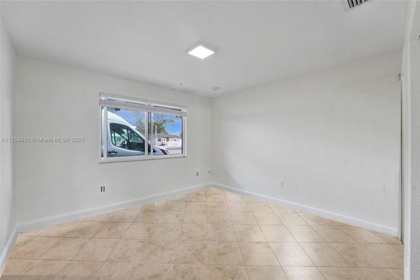 Empty room, Interior