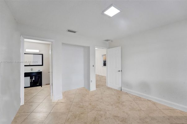 Empty room, Interior
