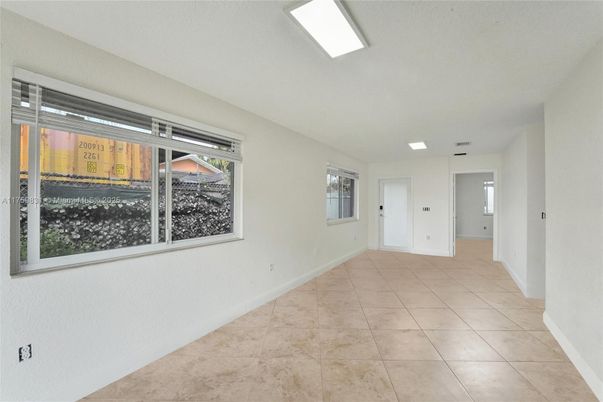 Empty room, Interior