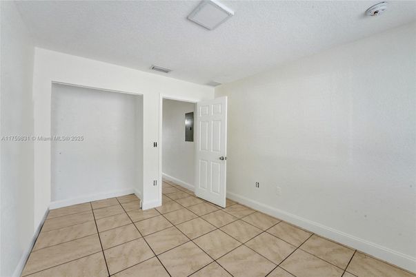 Empty room, Interior