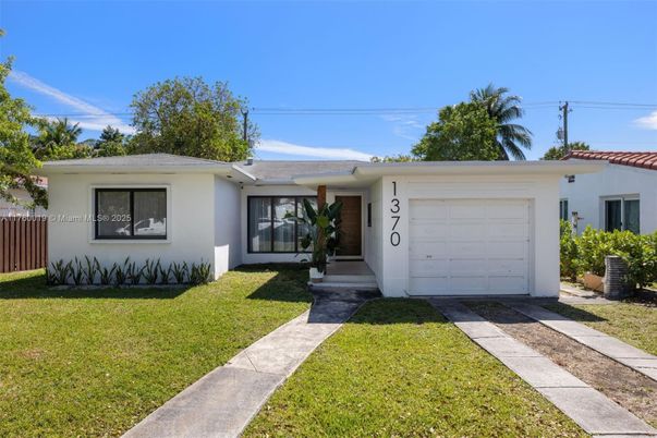 Attached, Exterior, Facade, Ranch