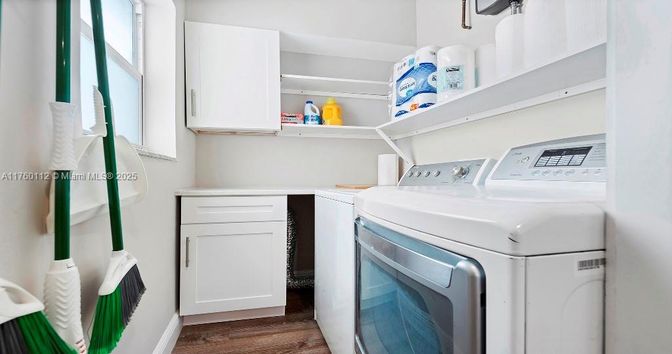 Interior, Washer, Wood Texture Flooring