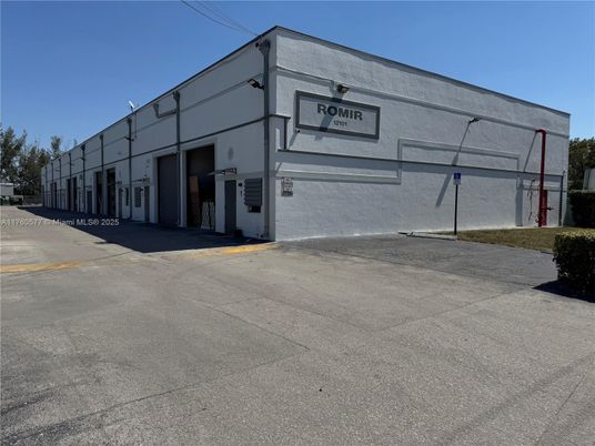 Exterior, Facade, Modern