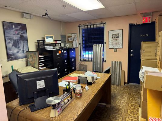 Home Office, Interior