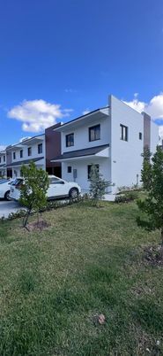 Attached, Backyard, Exterior, Facade, Modern