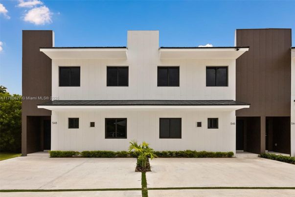 Exterior, Facade, Modern