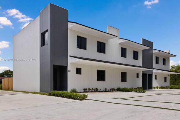 Exterior, Facade, Modern