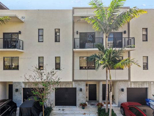 Exterior, Facade, Modern