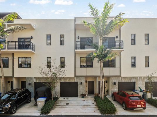 Exterior, Facade, Modern