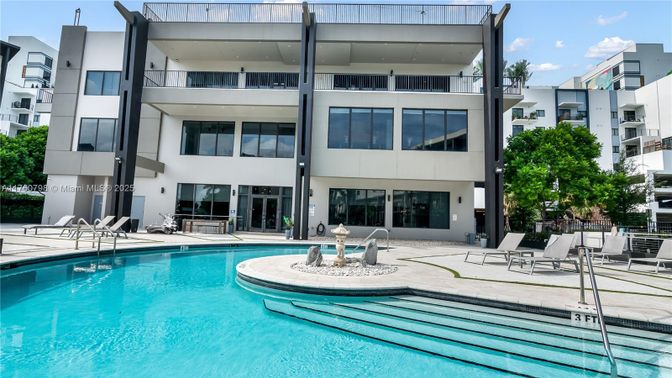 Exterior, Facade, Pool, Modern