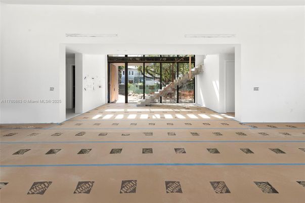 Empty room, Interior