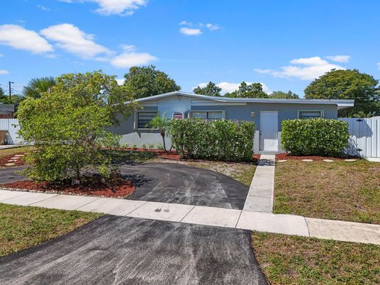 Exterior, Facade, Ranch