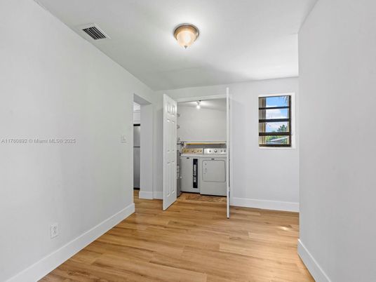 Interior, Washer, Wood Texture Flooring
