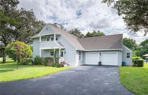 Attached, Exterior, Facade, Farmhouse