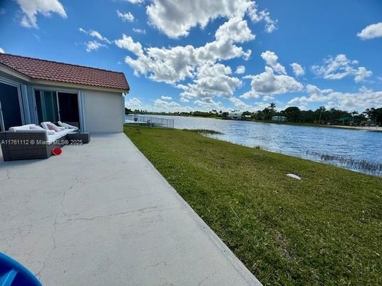 Exterior, Lake