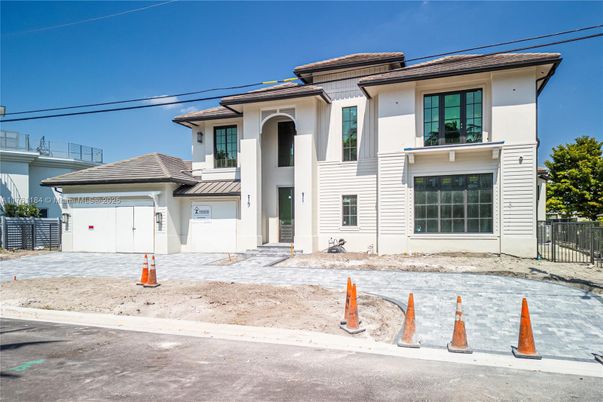 Attached, Exterior, Facade, Mediterranean