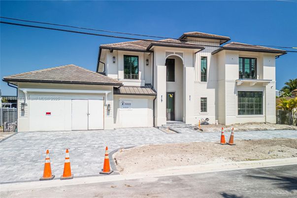 Attached, Exterior, Facade, Mediterranean