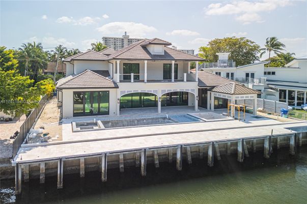 Exterior, Lake