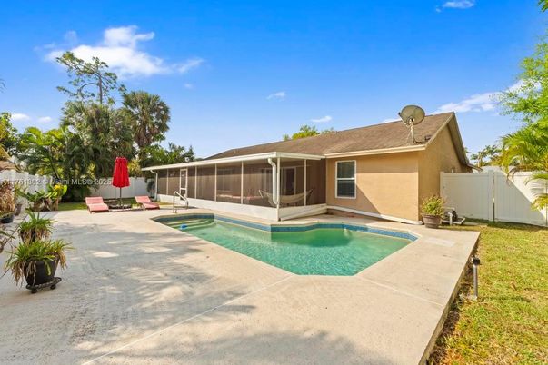 Exterior, Pool