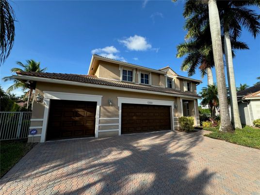 Attached, Exterior, Facade, Mediterranean