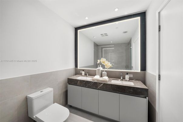 Bathroom, Dual Sink Vanities, Interior, Recessed Lighting