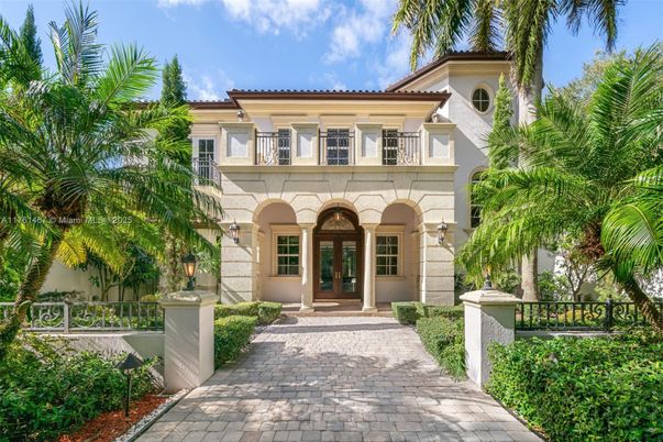 Exterior, Facade, Mediterranean