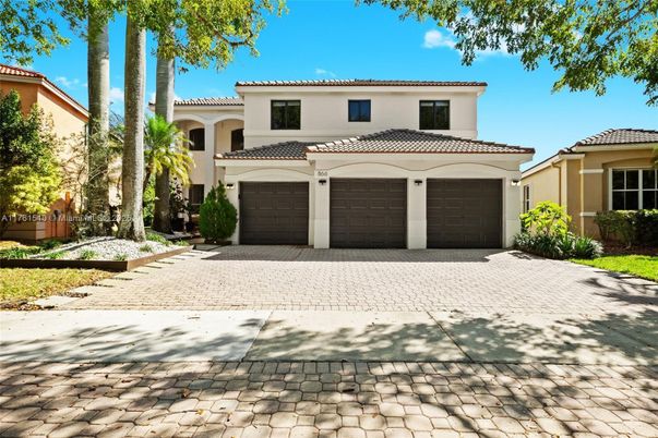 Attached, Exterior, Facade, Mediterranean