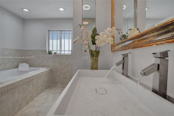 Bathroom, Interior, Recessed Lighting