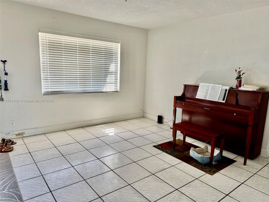 Interior, Piano